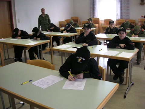 Büffeln beim Testblatt im Schulungsraum der FF Gföhl