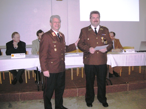 Überraschung für Michael Baumgartner durch den Bezirksfeuerwehrkommandanten