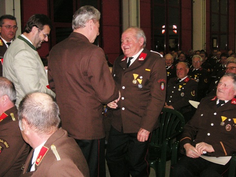 60 Jahre FF-Mitglied: Josef Kuntner, FF Wilhalm, rechts Josef Gruber-Huber, FF Eisengraben