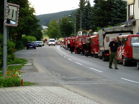 Eine lange Fahrzeugkolonne bildete sich bei der Anfahrt zum Jugendlager.
