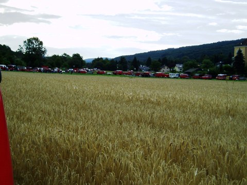 Fahrzeugkolonne zum Lageranfang.