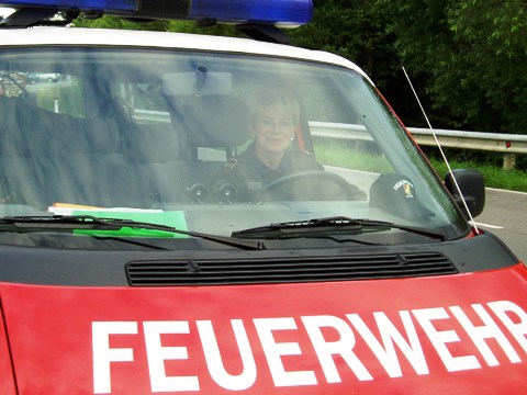 Renate Schödl im Kommandofahrzeug