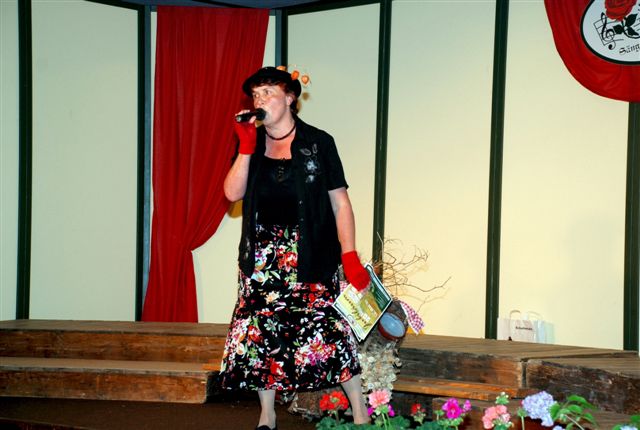 Die Kräuter Lena alias Hermi Leitner sorgte für Lachkrämpfe im Publikum