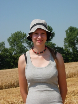 Die erste Neue für diesen Sommer ist im Juni gekommen - ich gaub, die heißt Nora. Die redet so ähnlich wie die Sissy, die müssen aus dem selben Ort kommen.