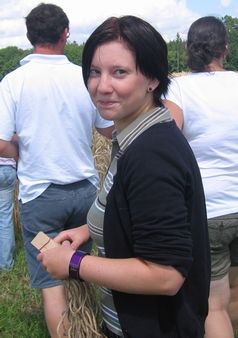 Die Anna, die ist immer lustig und kommt aus Leoben in der Steiermark und das hört man auch - weil sie sagt nämlich sie kommt aus "Lobm" und dann gibt´s da auch noch ein paar andere komische Wörter.